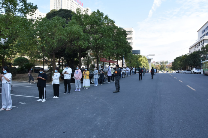 战疫有我 守护校园——护校队积极参加校园疫情防控安保工作