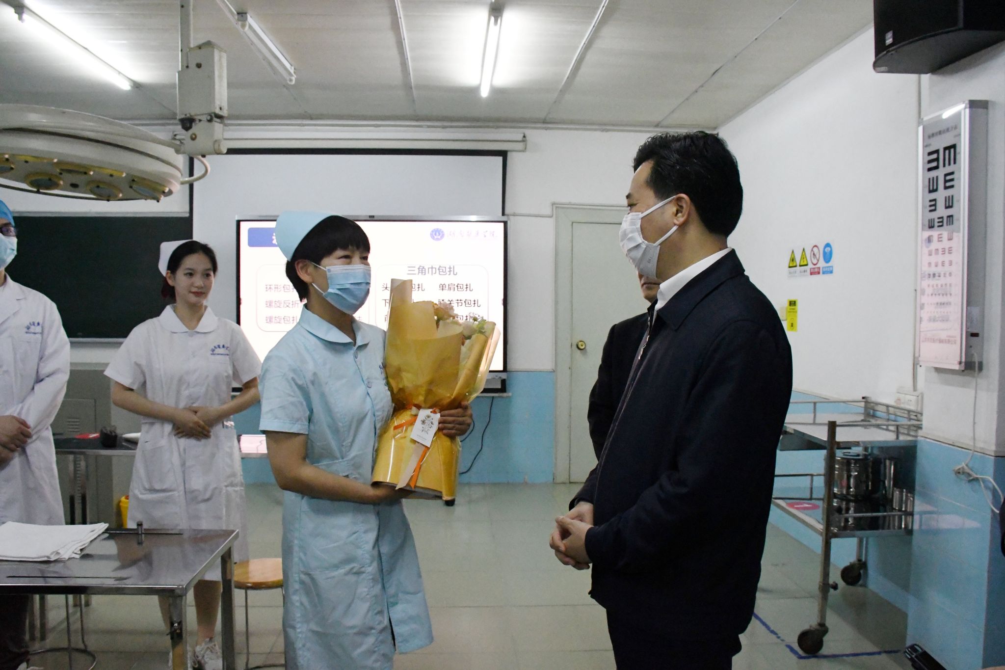 怀化市委副书记、市长黎春秋一行来我校看望慰问优秀护理师生代表