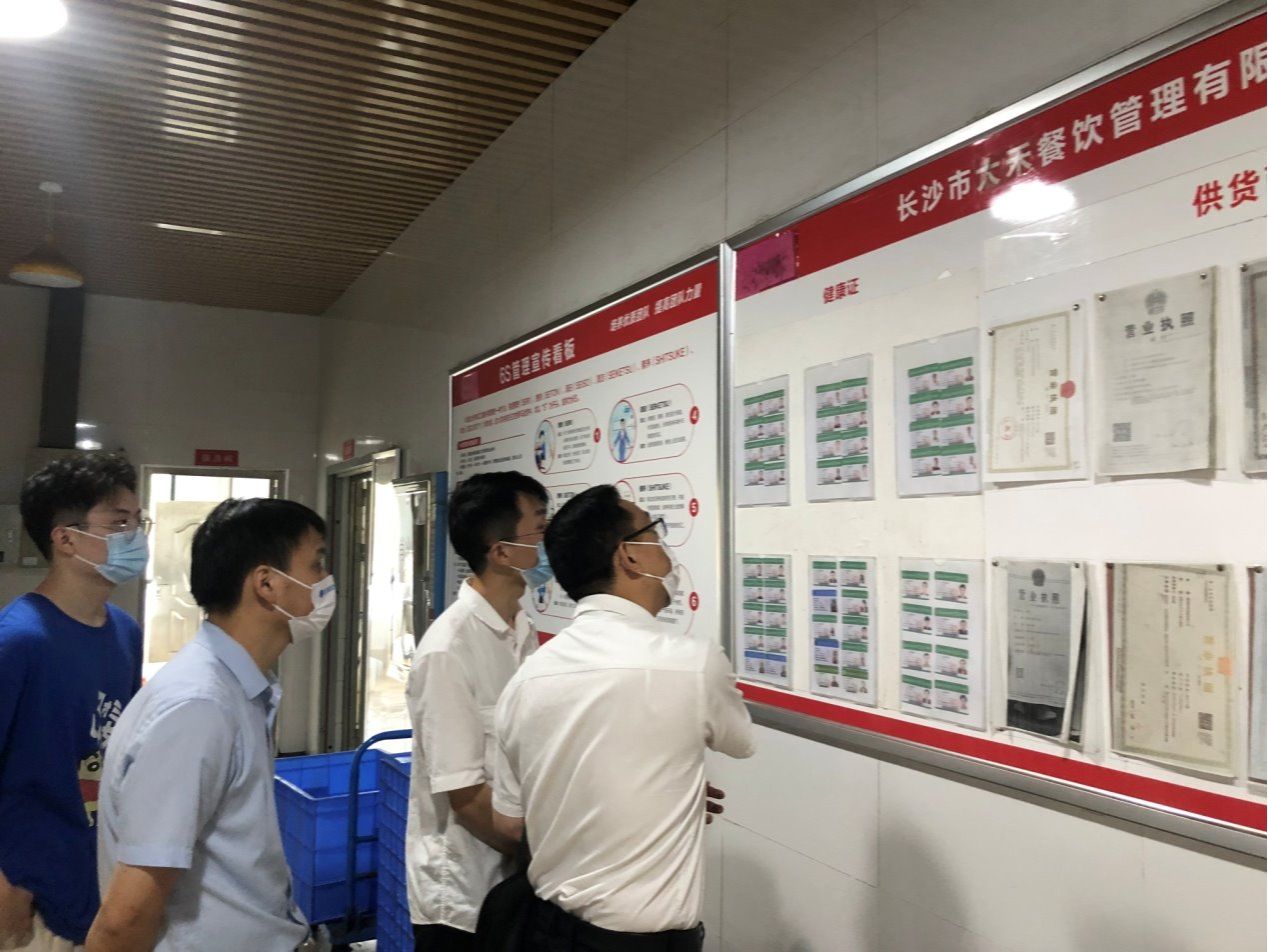坚决落实“四个最严” 筑牢校园食品安全防线——副校长饶利兵带队检查学校食品安全工作