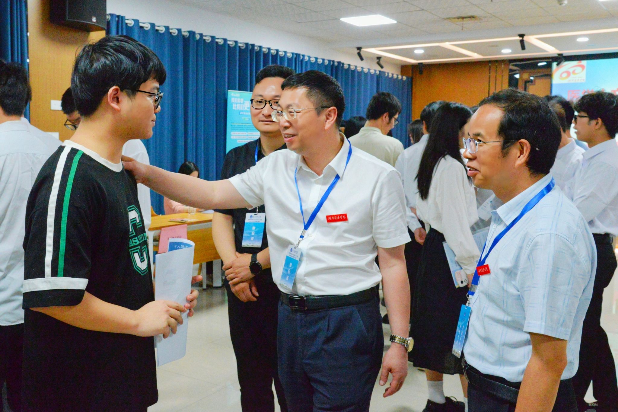 医学人文与信息管理学院举行2024届毕业生专场招聘会