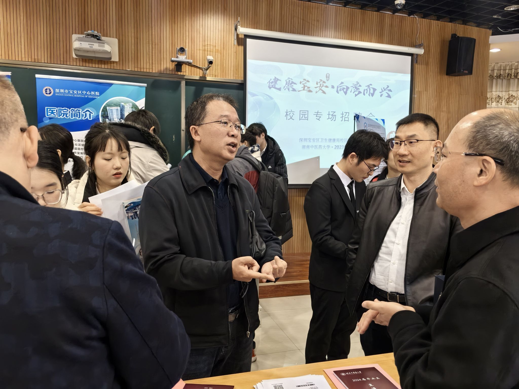 护理学院访企拓岗促就业系列行动——做学生就业的“促销员”