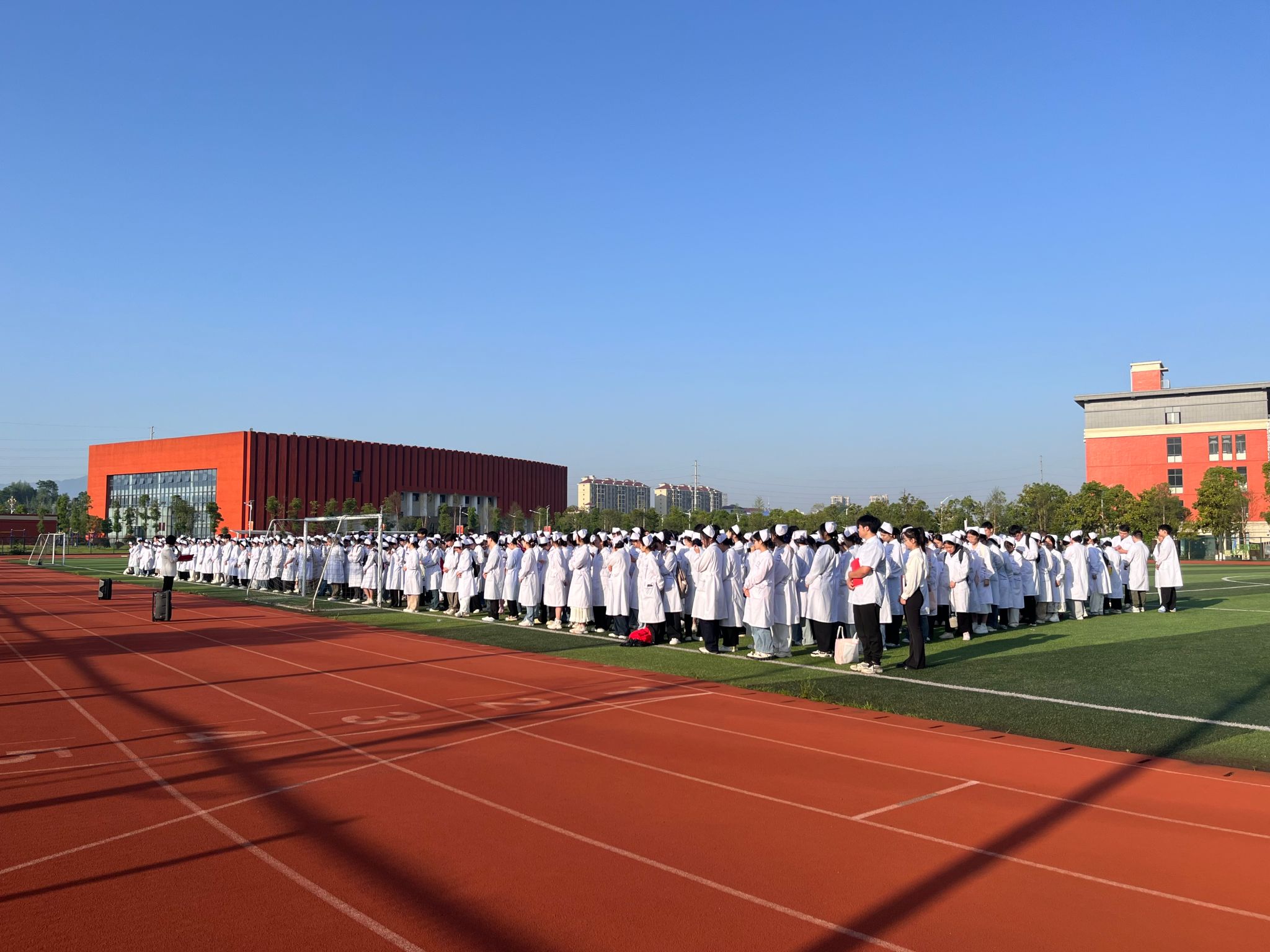 传承南丁格尔精神 赓续青春奋斗力量 ——护理学院开展升旗仪式暨国旗下的演讲主题宣讲活动
