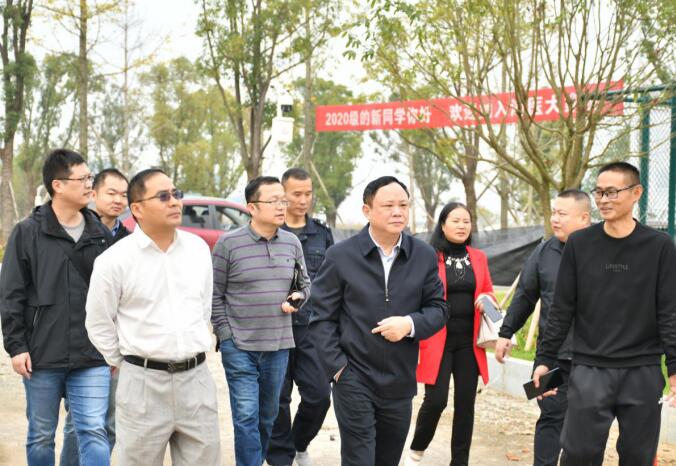 校长唐圣松到新校区考察