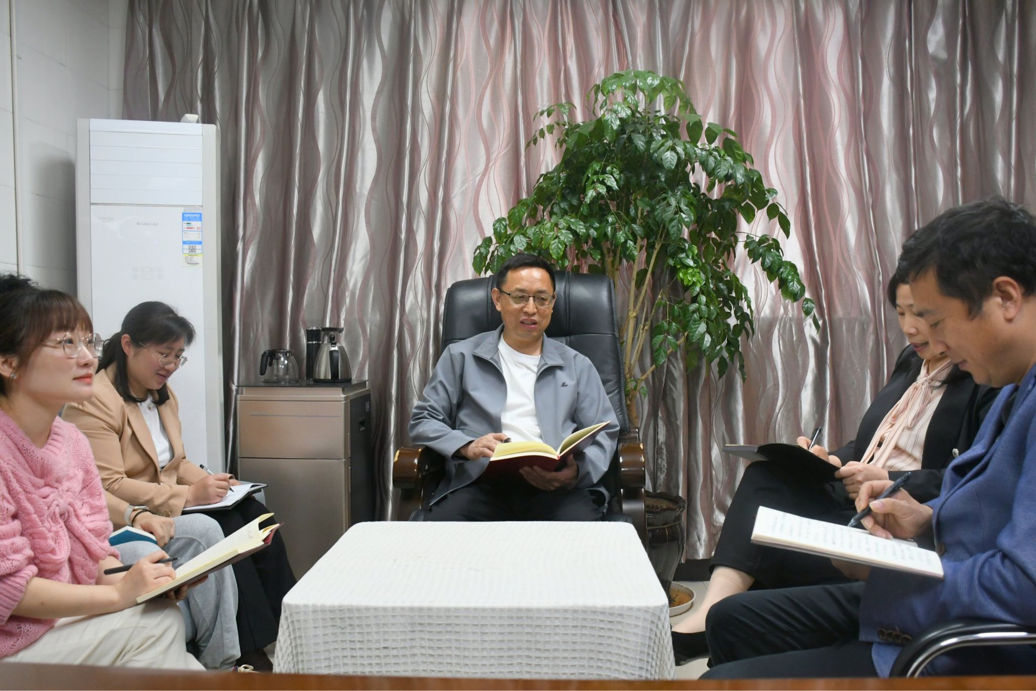 党委委员、副校长饶利兵召开资产管理处会议