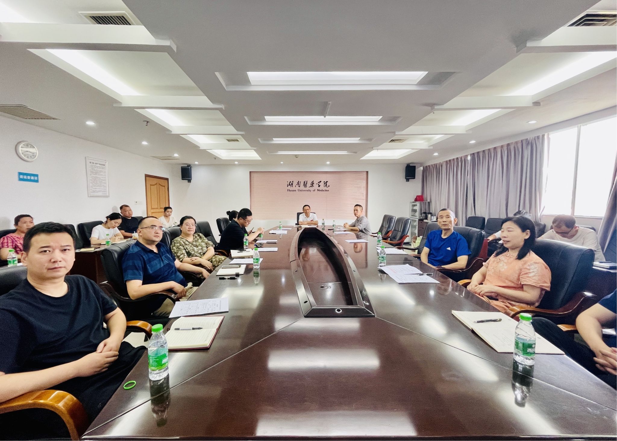 党委委员、副校长饶利兵主持召开新校区建设指挥部第八次工作例会