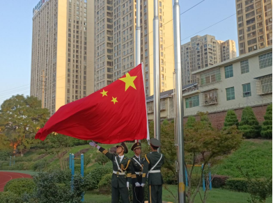 红旗飘扬 学风激昂——药学院开展国旗下讲话活动