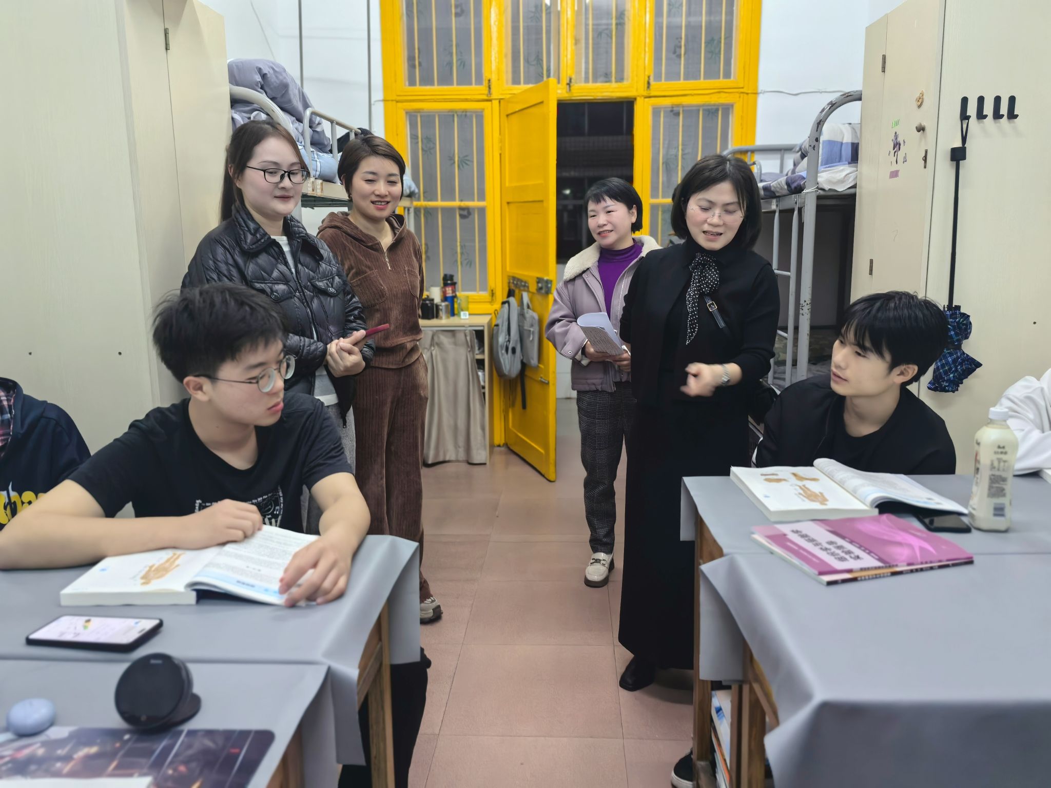 走访宿舍送温情 关怀学子暖人心  ——临床学院组织开展返校学生走访慰问活动