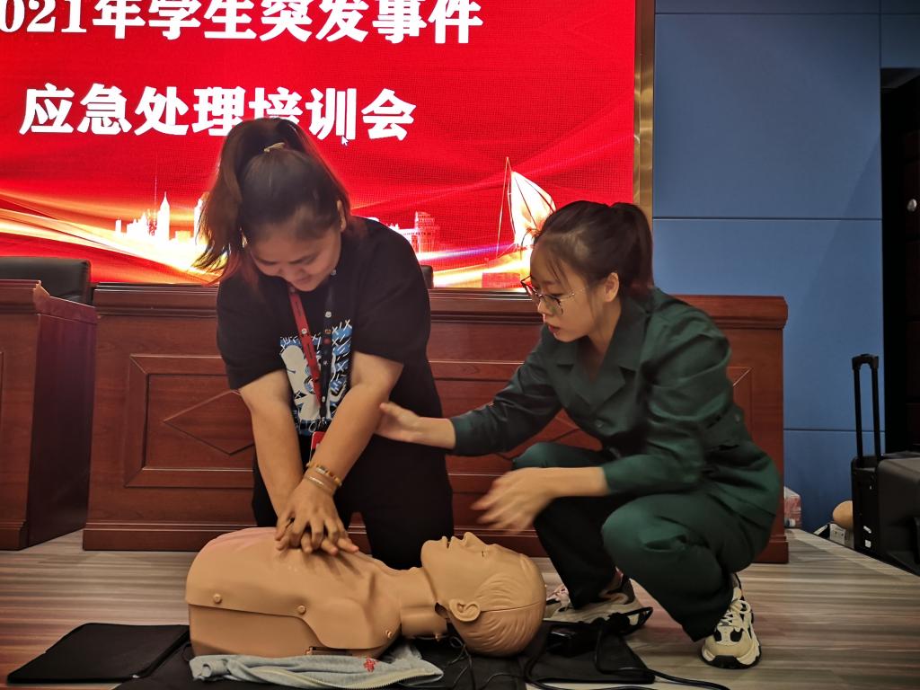 “急在分秒之间，救在生死边缘” -----我校“急救白金十分钟”志愿者到湖南师大怀化附中传授急救知识
