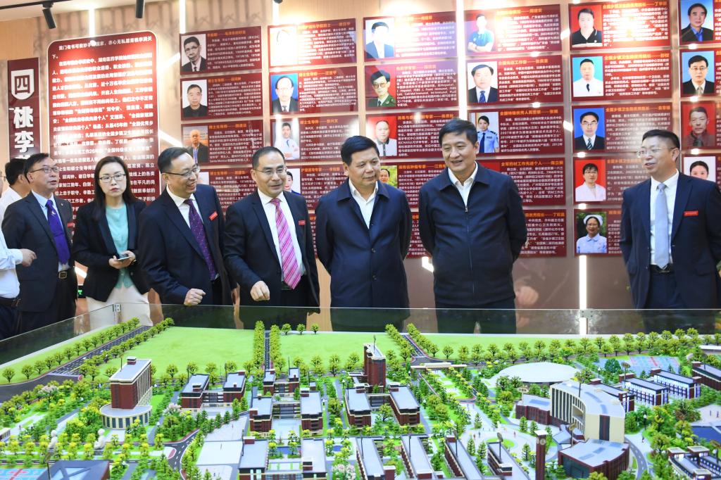 省委教育工委副书记、省教育厅党组副书记、副厅长王玉清 省卫生健康委省管二级巡视员许尚锋一行来校考察