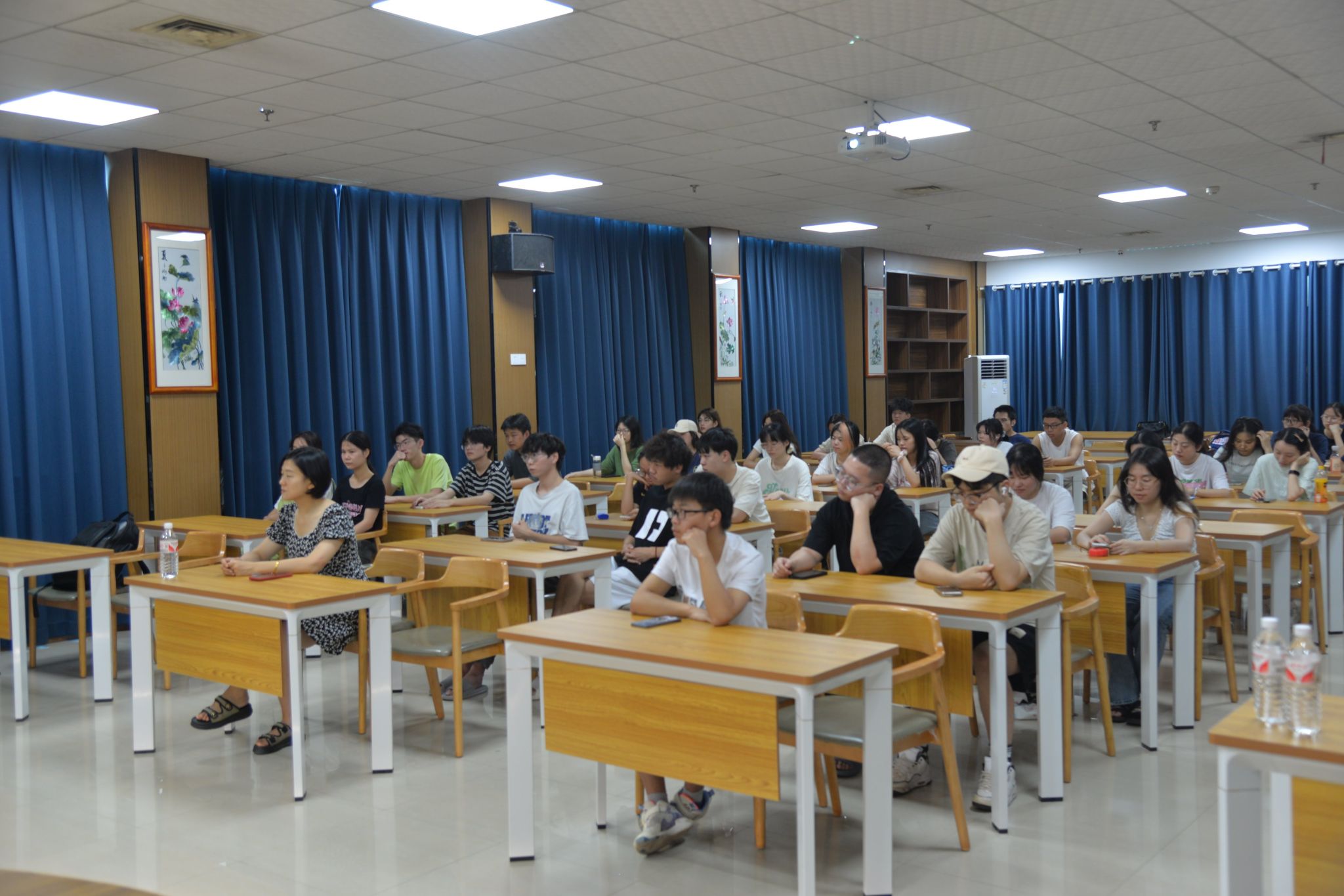 医学人文与信息管理学院举办大学生就业与创业座谈会                  