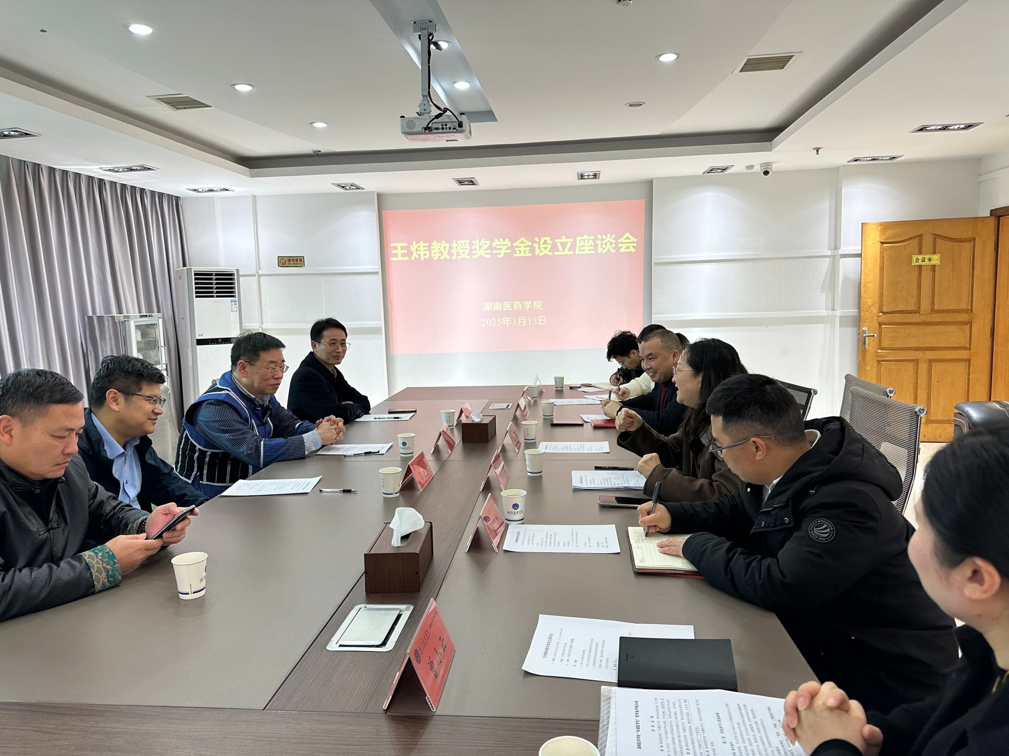 长江学者王炜教授捐资30万元设立奖学金 以伉俪之名传承医学薪火