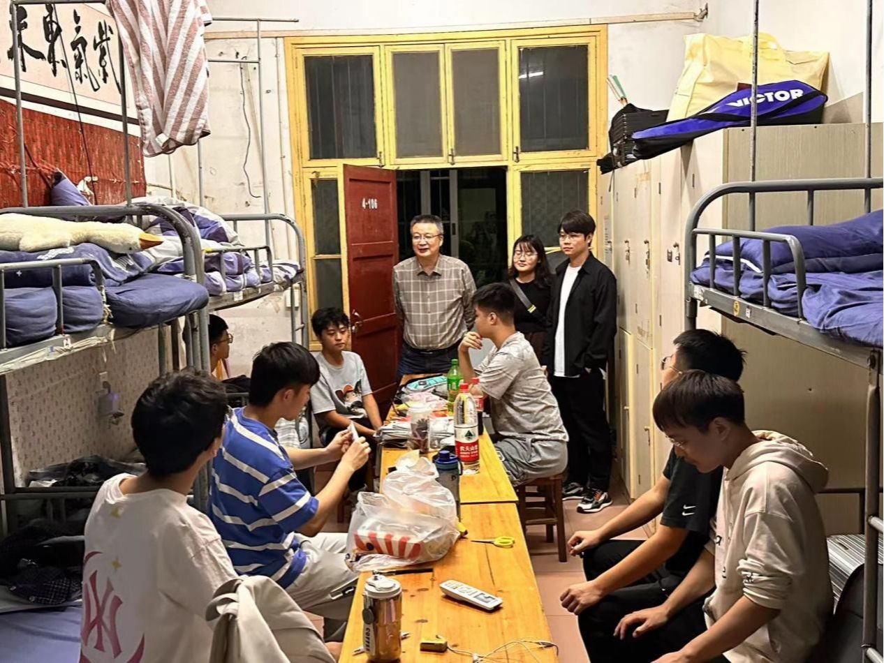 关怀入寝 温暖人心——公共卫生与检验医学院走访慰问2023级新生