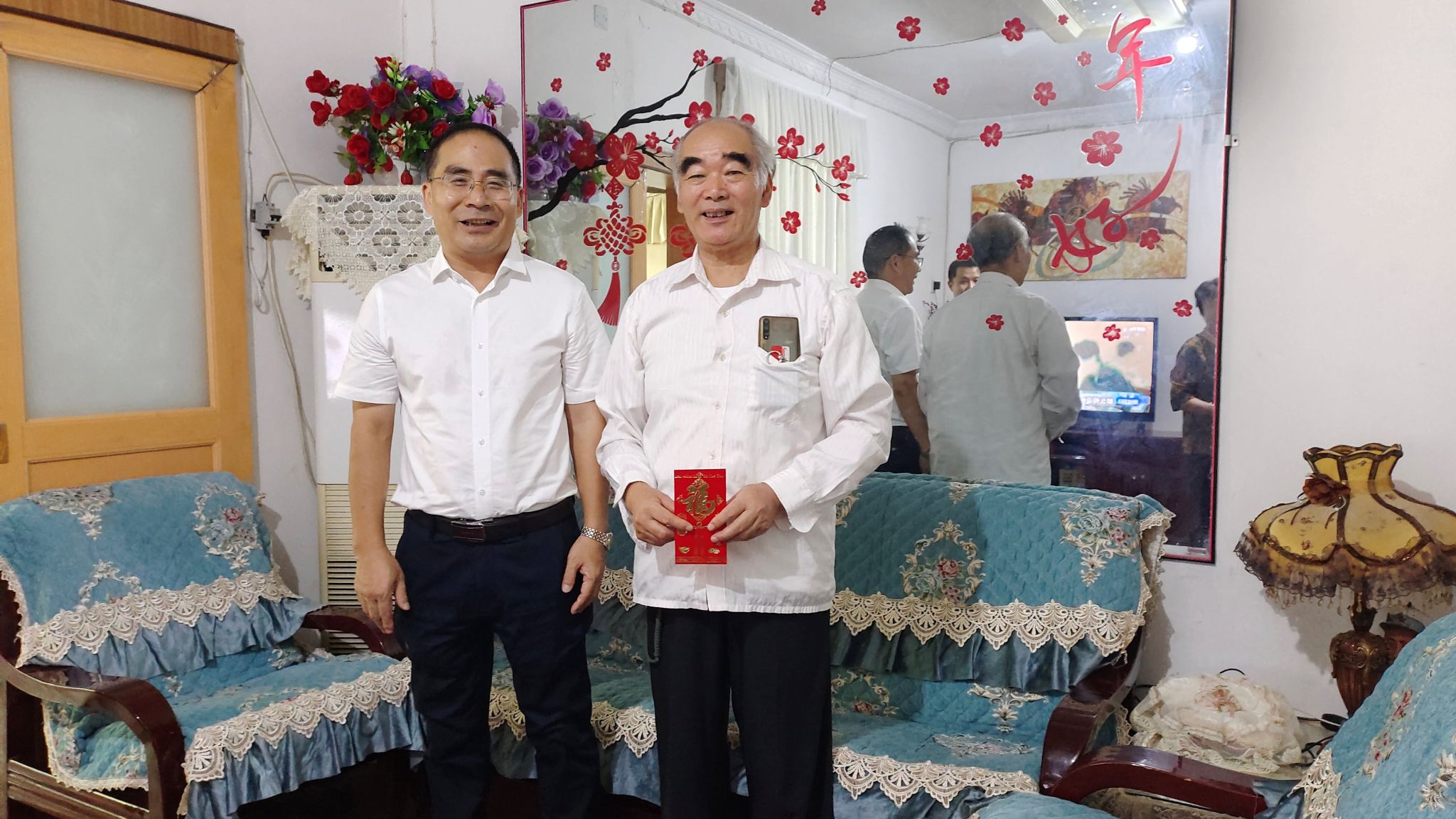 校领导带队在“七一”前夕走访慰问老党员