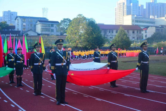 护我国旗 壮我国威 让国旗高高飘扬——学生国旗护卫队升旗暨开展军事集训活动剪影