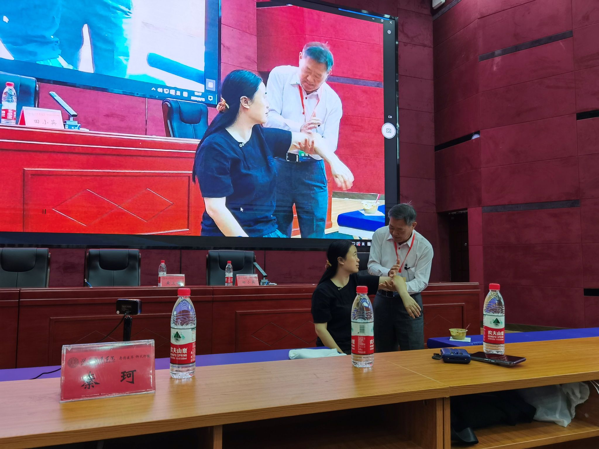 针灸推拿结合温热疗法提高临床疗效——康复医学与保健学院（中医学院）举办学术讲座