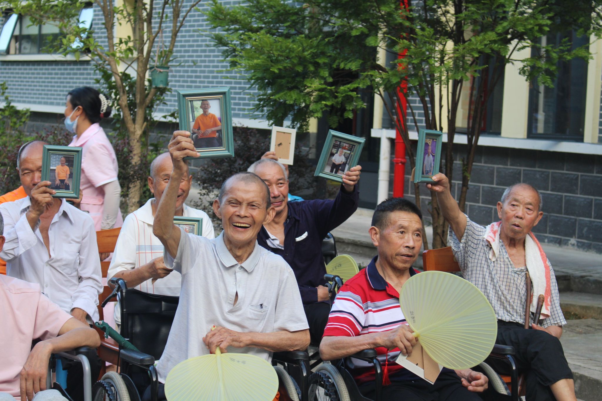 时光剪影 温情相框  湖南医药学院敬老孝亲精准关爱团开展照片赠送活动