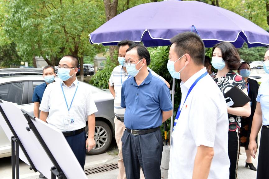 校长何清湖一行到我校第一附属医院调研
