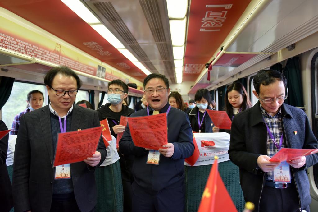 党史教育在路上——我校300多名师生乘红色专列赴通道重温红色历史