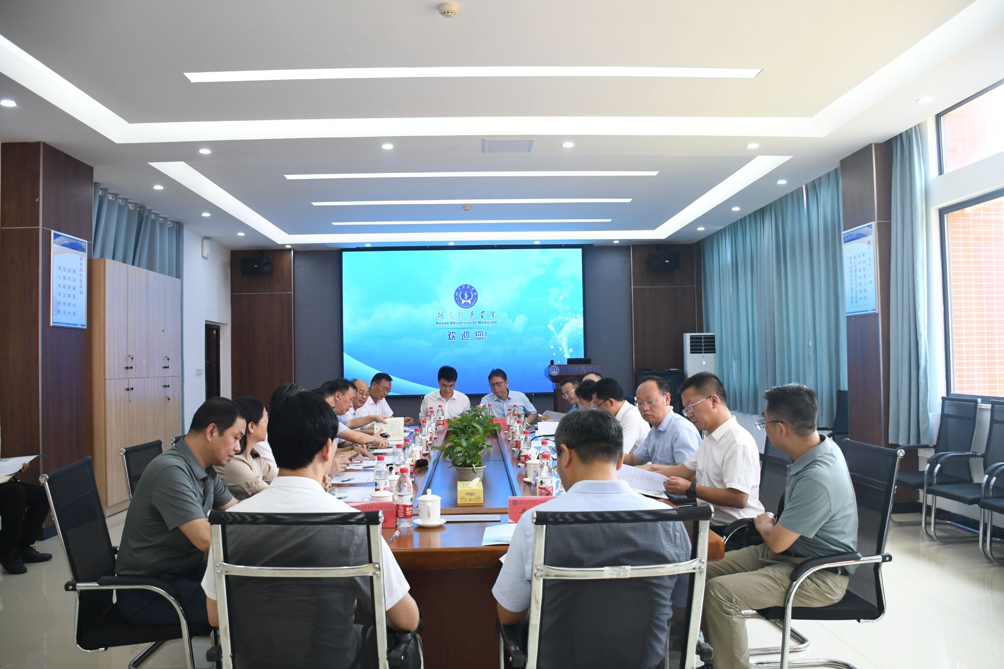 市委副书记、市委政法委书记、市中医药产业链链长贺遵庆一行来我校调研工作