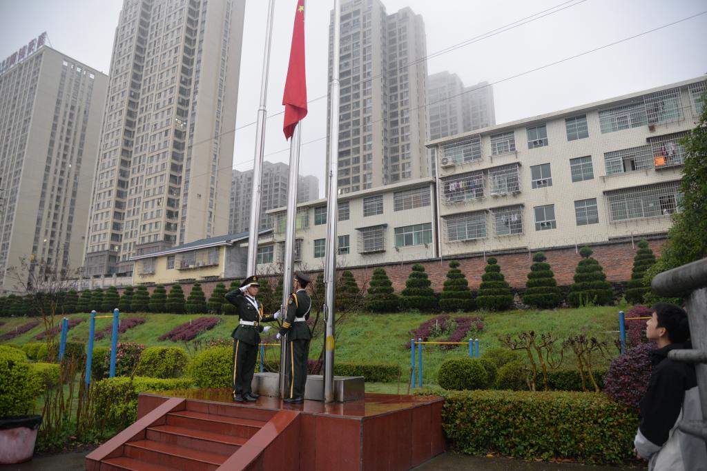 学习两会精神 争做时代新人——医学人文与信息管理学院开展“国旗下的演讲”教育活动