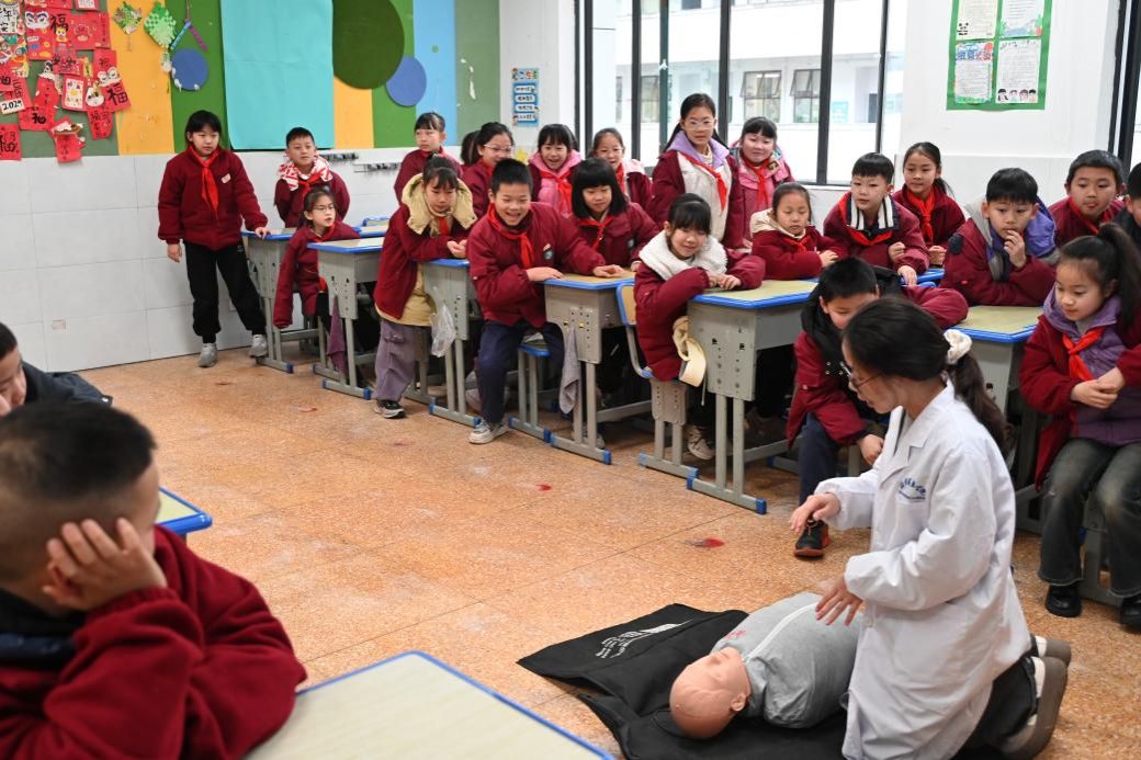 【学雷锋活动】雷锋精神在我心 ——手牵手志愿服务团队进校园宣讲医学知识
