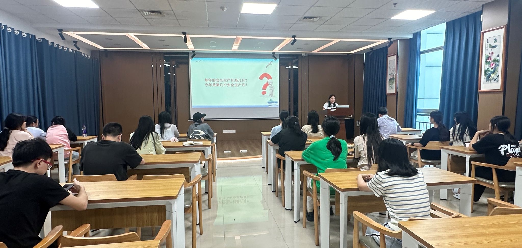 我校生物医学研究中心召开实验室安全教育培训会