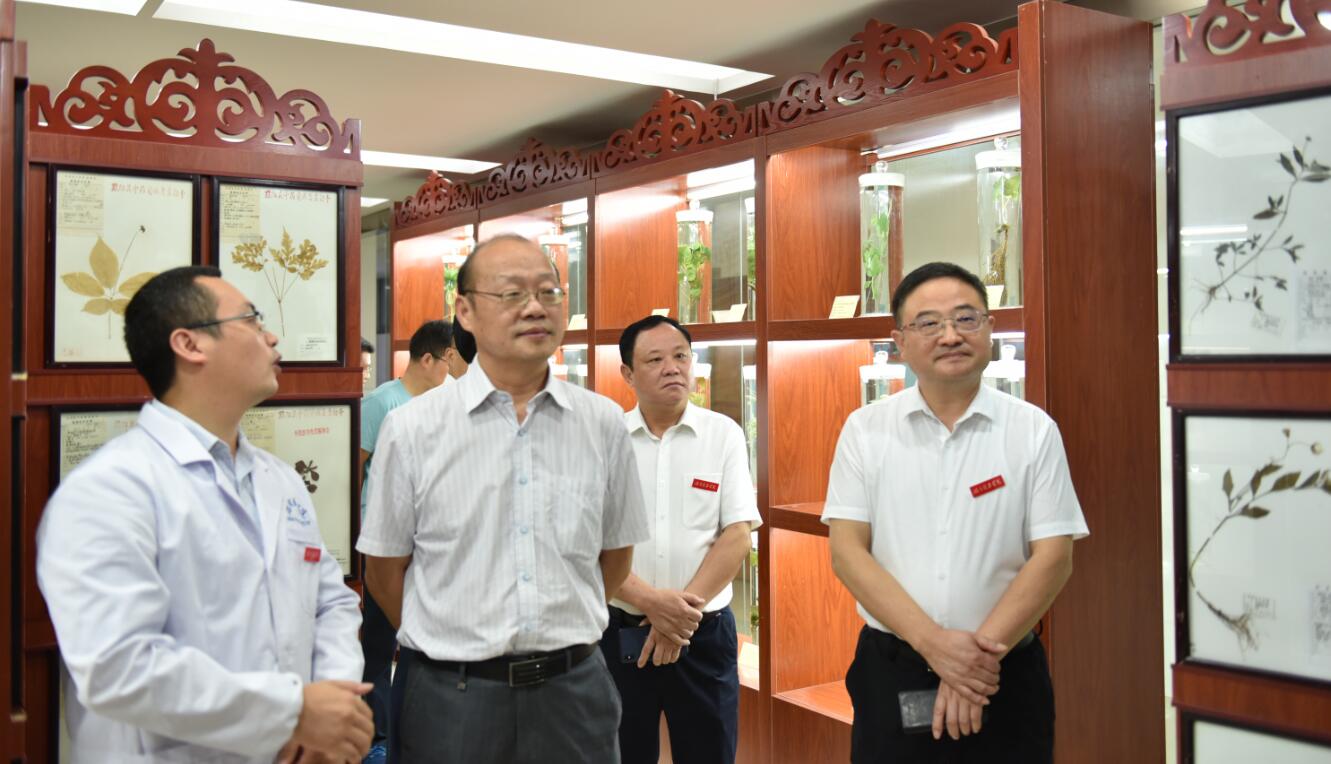 国家民委教育科技司二级巡视员王宏晓一行到我校考察