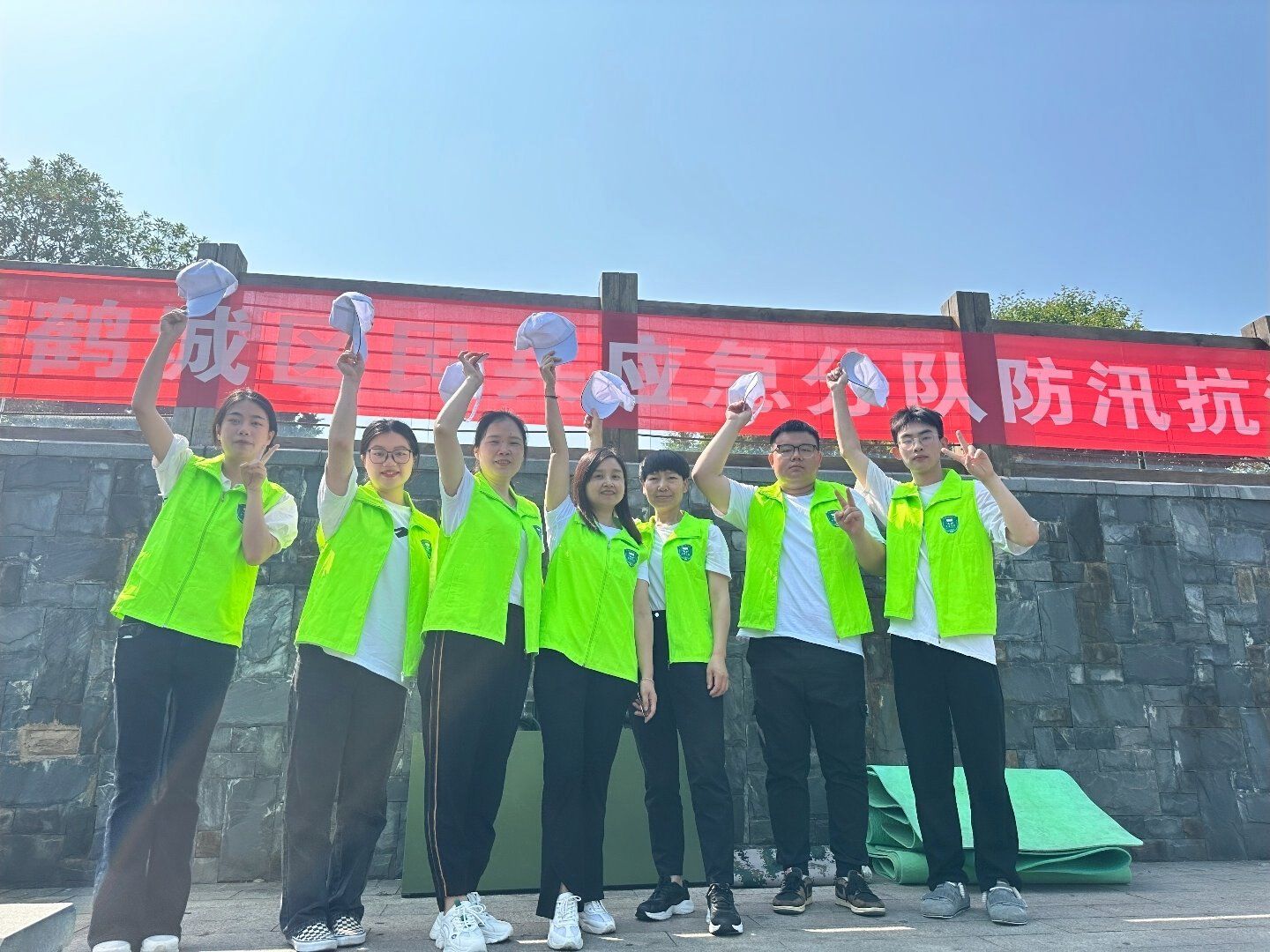 湖南医药学院全民急救科普教育基地医护志愿者参与鹤城区开展防汛救援演练