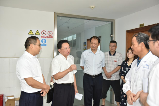 国家卫健委疾病预防控制局一级巡视员贺青华来我校调研指导工作