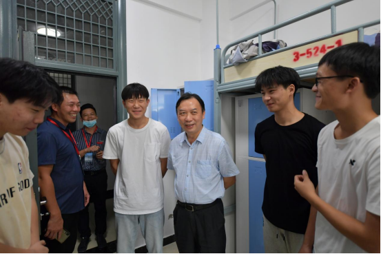 校长何清湖到东校区视察迎新工作并看望新生