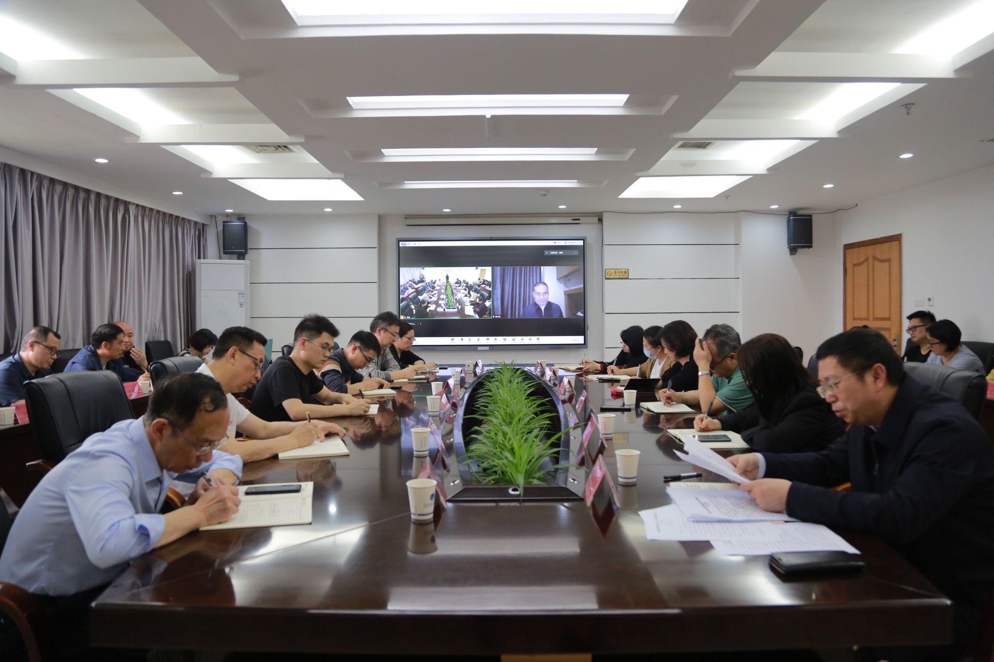 我校召开党委（扩大）会议