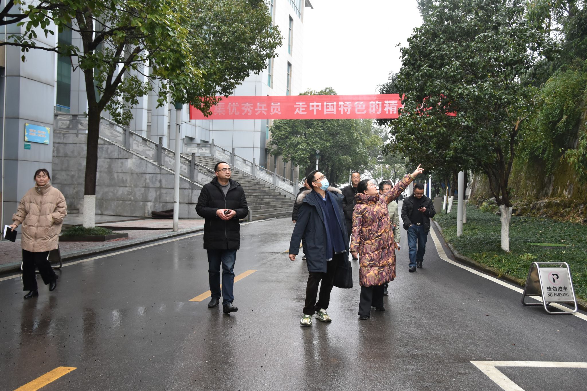 党委委员、副校长饶利兵带队开展校园安全督导检查