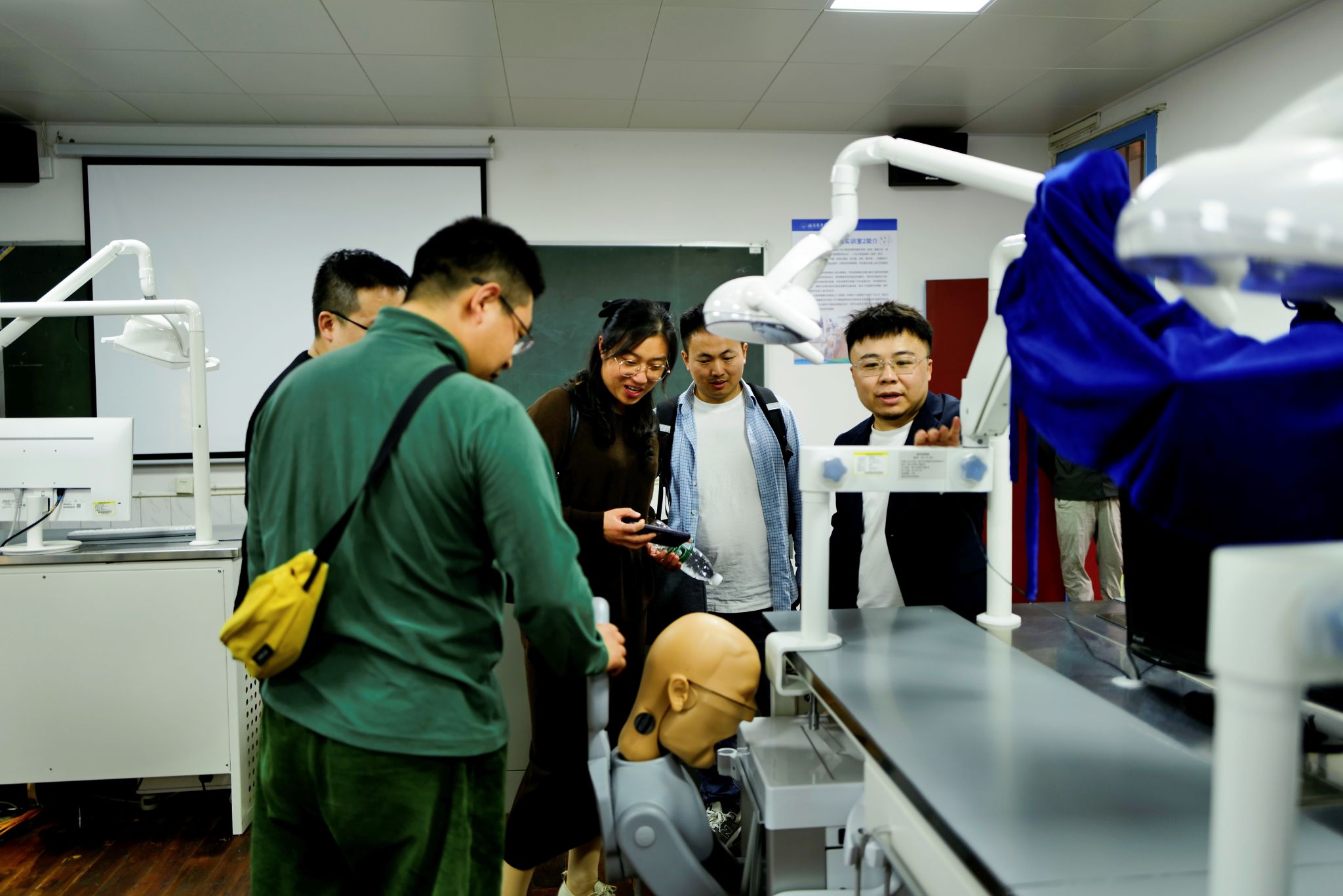 【100周年校庆】校友重游母校 共话发展深情——口腔医学院校友代表参观实训中心活动