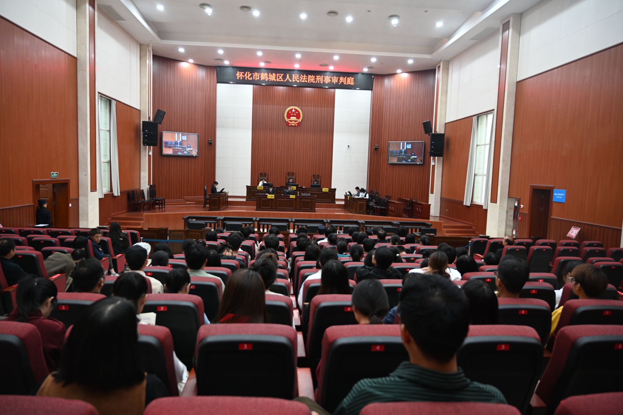 善用社会大课堂 讲活思政小课堂——马克思主义学院师生观摩庭审现场