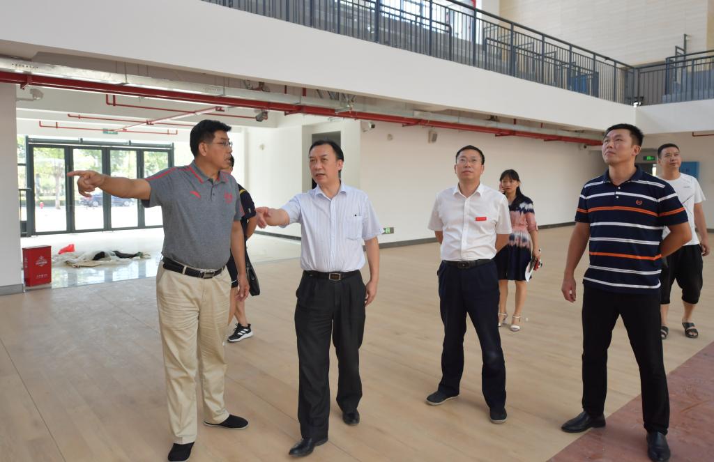 校领导何清湖罗求实到东校区调度项目建设