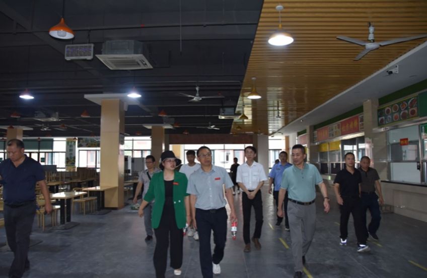 副校长饶利兵带队检查金海校区安全工作