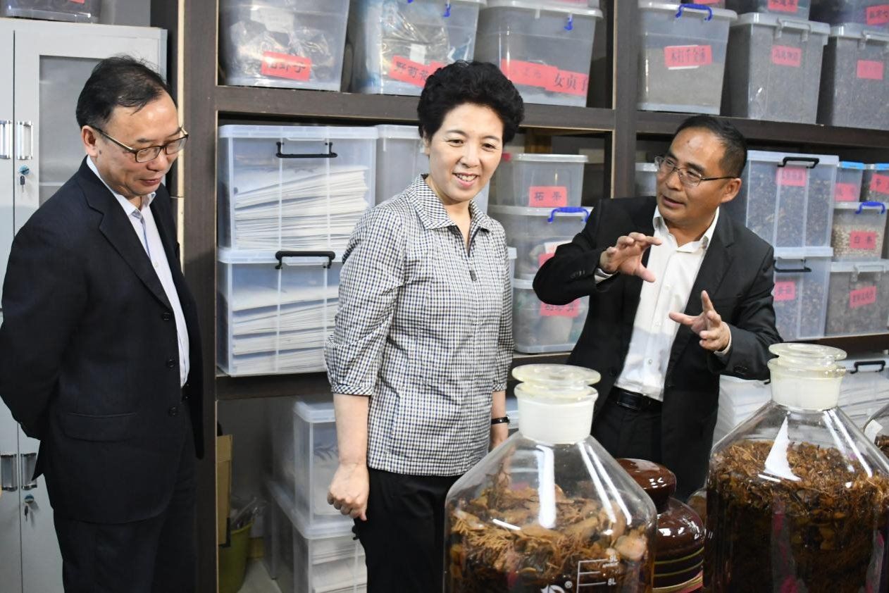 湖南省人大常委会党组书记、副主任乌兰一行来校调研指导